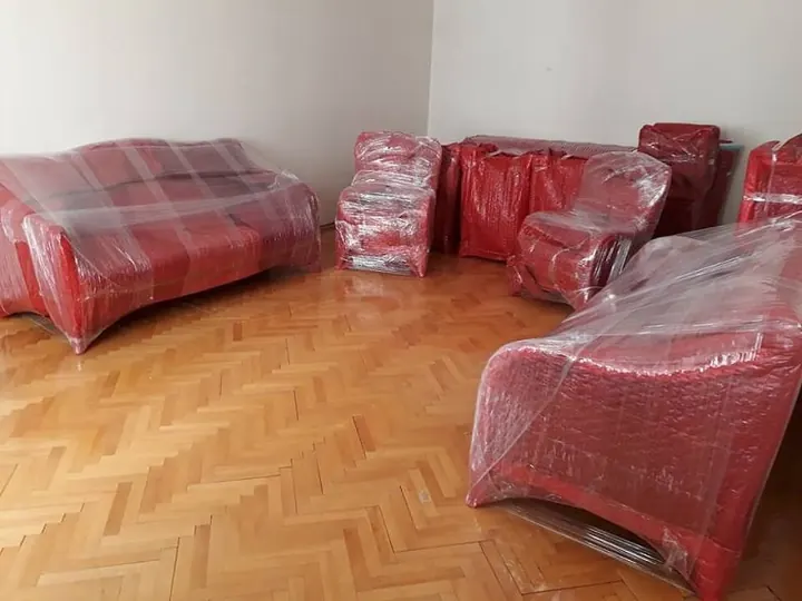 Salon eşyalarının taşıma için paketlenmiş hali