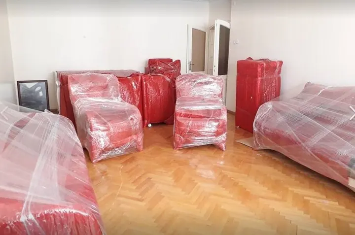 Koruyucu malzeme ile paketlenmiş ev eşyaları
